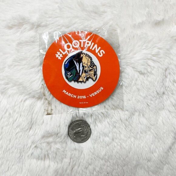 🔮 5/$25 Loot Fright Alien vs. Predator Pin - Picture 2 of 3